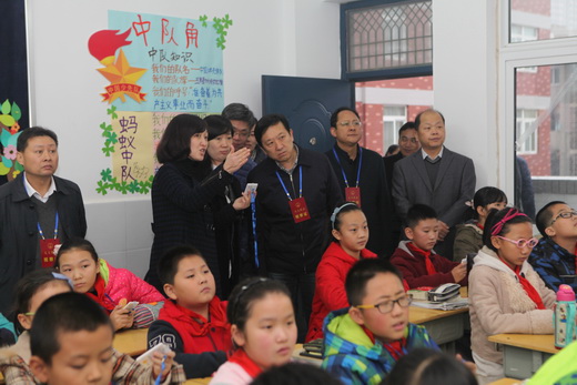 在汝河路小学视察2.jpg