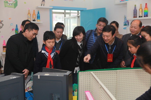 在建新街小学视察1.jpg