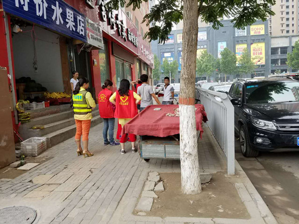 志愿者整治占道经营0_副本.jpg