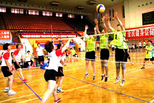 气排球比赛漂亮的拦网配合(黄色服装为我区队员)11.jpg