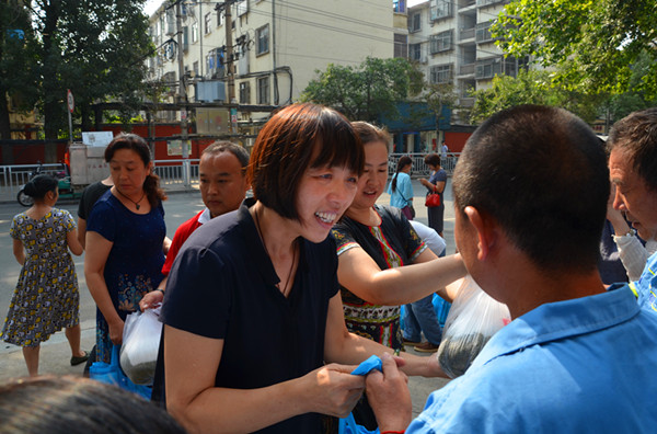 01.张新云主席为环卫工人送去绿豆白糖等防暑降温物品_副本.jpg