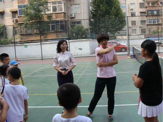 “甜甜姐”给学生示范网球动作2.jpg