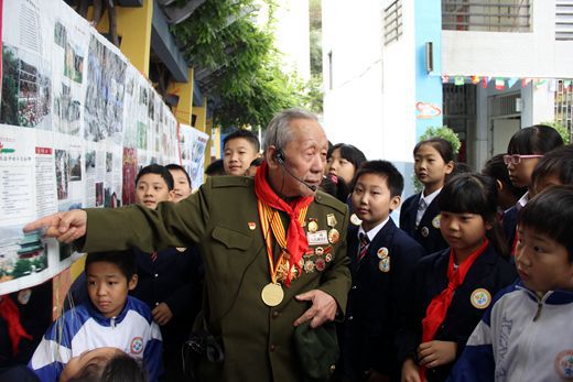 二七区幸福路小学:张立修爷爷讲解图片展1.jpg