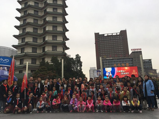 二七区德化街小学:二七塔下合影留念5.jpg