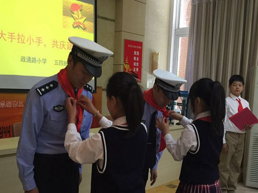 二七区政通路小学:孩子们给校外辅导员佩戴红领巾6_副本.jpg