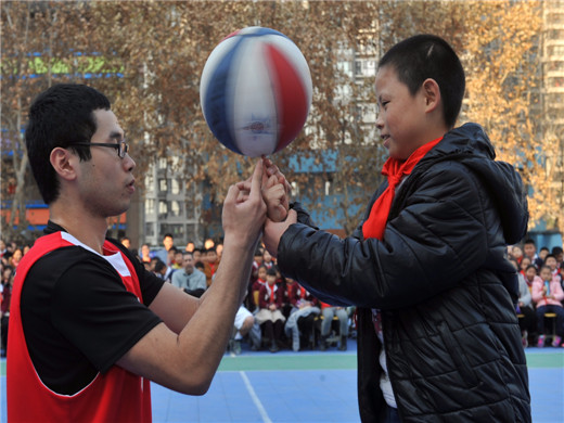 学生感受花式篮球xyl1.jpg