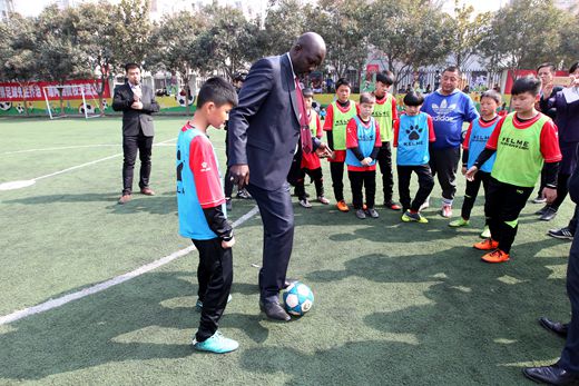 亲自指导学生踢球4.jpg