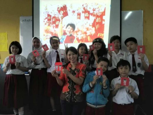 带领印尼学生做中国春节“红包lz1.png