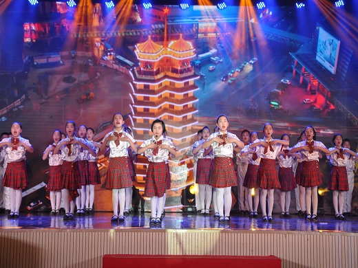 孩子们在舞台上的精彩演出dxl2.jpg