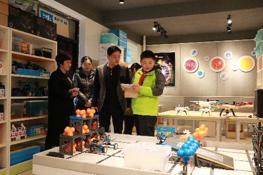参观政通路小学创客空间jx2.jpg