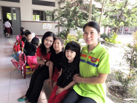 曹香叶老师和印尼同事、小朋友在一起lz2.png