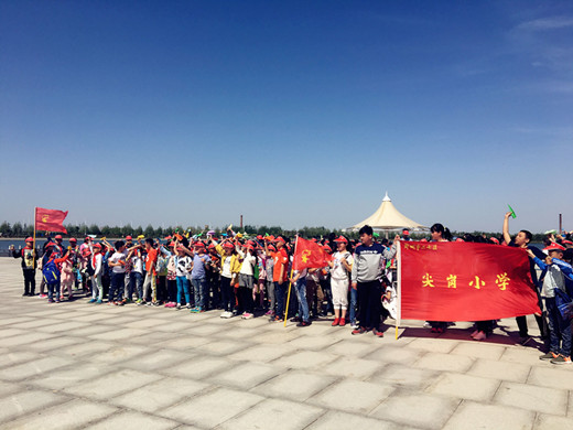 尖岗小学学子在东虢湖放飞梦想hz.jpg