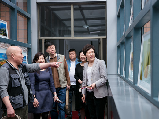 与会领导参观学校摄影作品长廊741.jpg