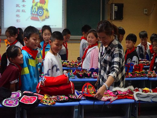 师生一起欣赏民间手工艺lg2.jpg