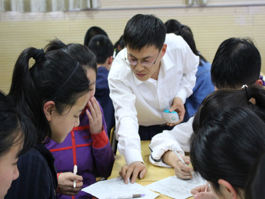 杨永赏老师参与学生小组讨论jys3.jpg