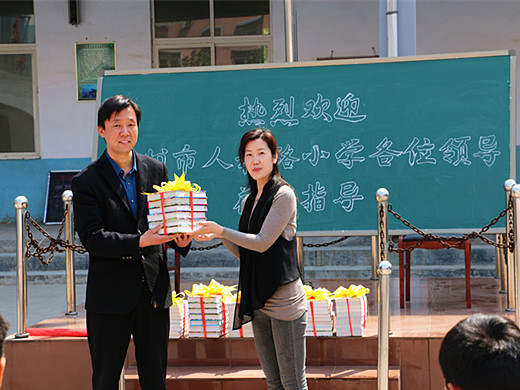 慈善爱心赠书仪式RH2.jpg