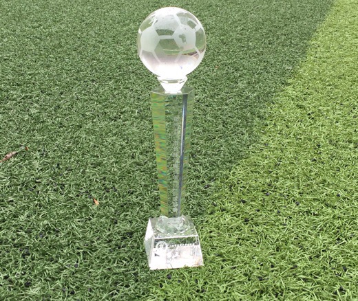 正砺足球队在“市长杯”第二阶段比赛中荣获奖杯ztl1.jpg