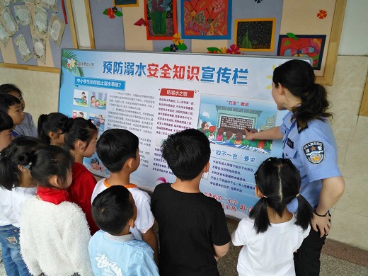 民警向同学们讲解防溺水知识xr1.jpg