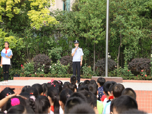 在升旗仪式上进行安全教育xh2.jpg