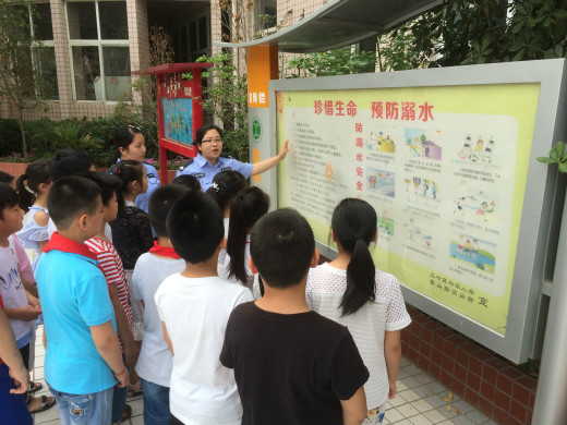 在校园里讲解“防溺水”安全知识xh3.jpg