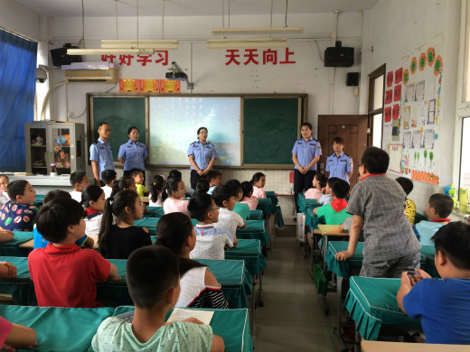 警察走进课堂开展安全教育xh1.jpg
