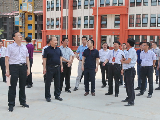 视察学校建设.jpg