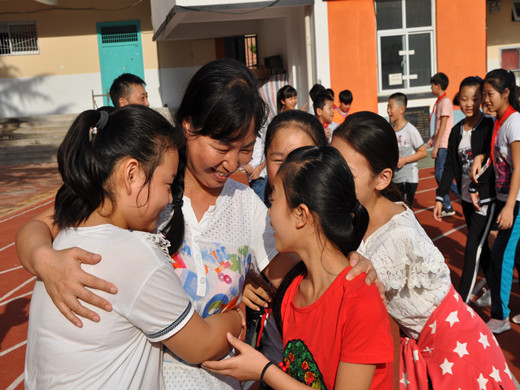 二七区铭功路小学:爱的抱抱3.jpg