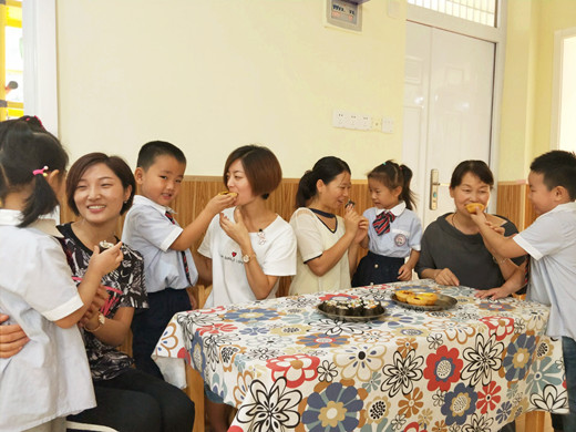 二七区建新街幼儿园:把“爱”送到嘴里4.jpg