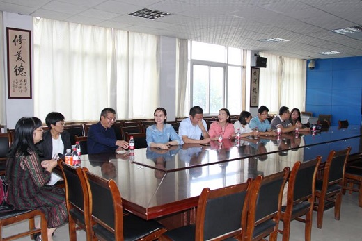 与会嘉宾愉快交流 进校1.jpg