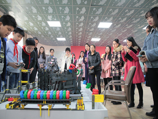 参观机器人创客HD2.jpg