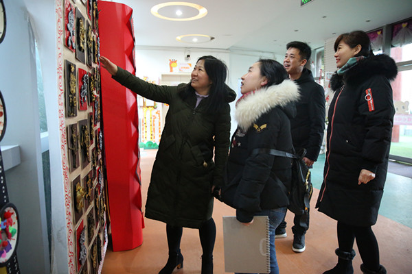 驻足欣赏、交流 sy5.jpg