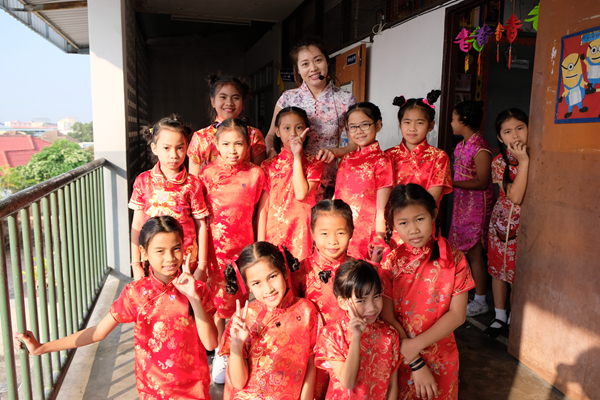 张艺老师和盛装的孩子们92 4.jpg