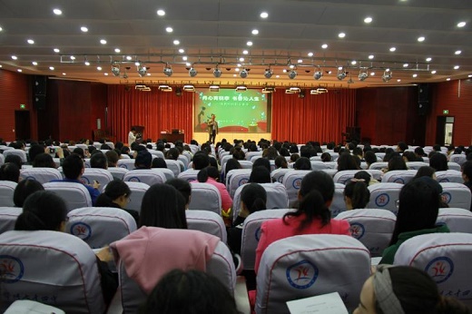 名优教师专题培训在郑州市第七十四中学学术报告厅举行jx1.jpg