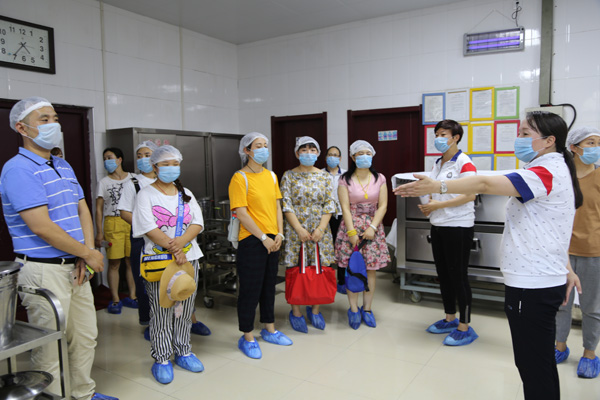 参观后厨 一幼1.jpg