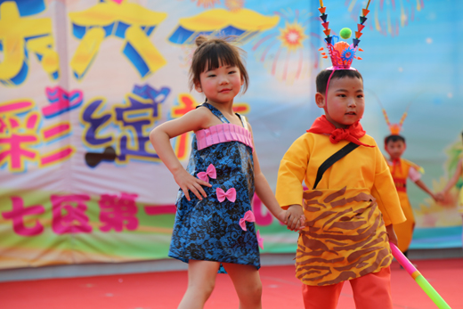 二七区第一幼儿园:环保时装秀5.jpg